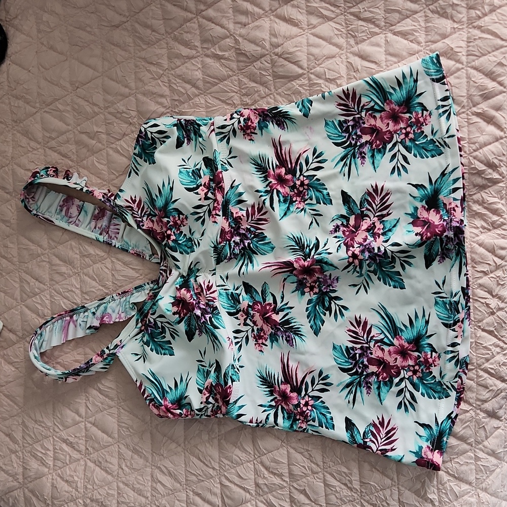 3/20 Floral tankini size medium